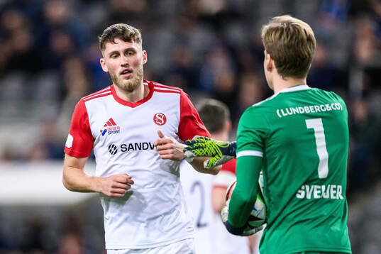 Sandvikens IFs Emil Engqvist och målvakt Hannes Sveijer