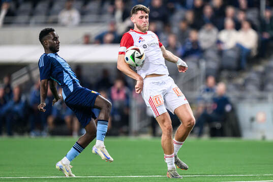Djurgårdens Tokmac Nguen och Sandvikens IFs Emil Engqvist