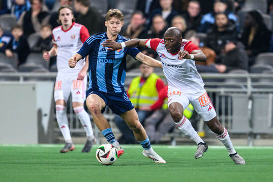 Djurgårdens Patric Åslund och Sandvikens IFs Moonga Simba