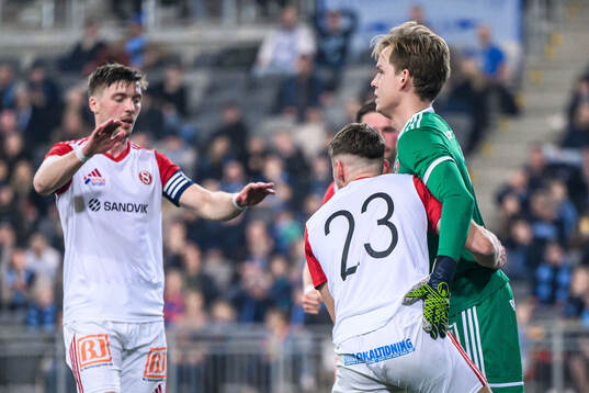 Sandvikens IFs Emil Engqvist och målvakt Hannes Sveijer