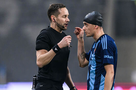 Domare Victor Wolf och Djurgårdens Oskar Fallenius