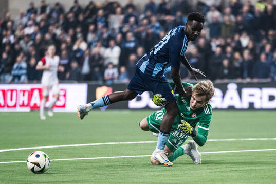 Djurgårdens Tokmac Nguen och Sandvikens IFs målvakt