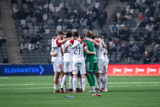 i250216 Sandvikens IFs spelare samlas