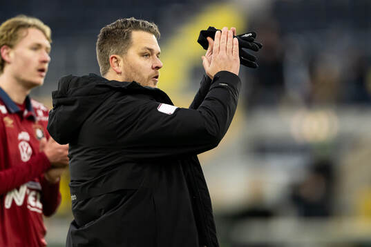Örgrytes tränare Andreas Holmberg tackar supportrarna