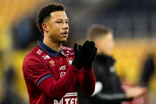 Örgrytes Tobias Sana tackar supportrarna