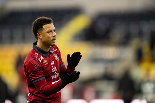 Örgrytes Tobias Sana tackar supportrarna