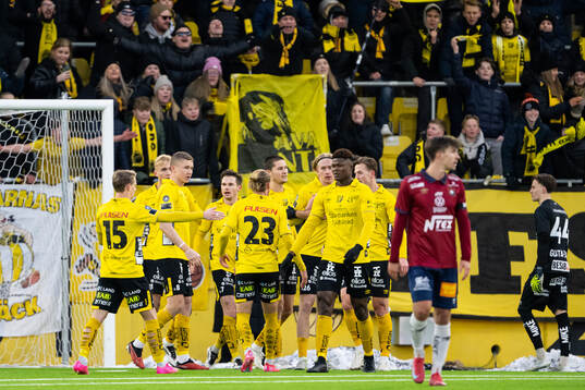 Elfsborgs Sebastian Holmen jublar med lagkamraterna