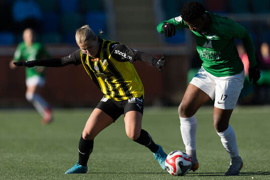Häckens Emelie Byrnak och DBK Fortuna Hjörrings Joy Omewa