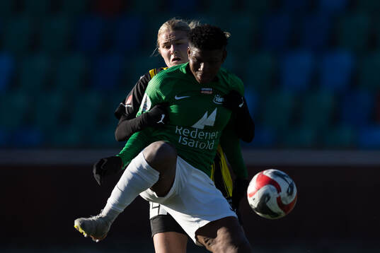 Häckens Emelie Byrnak och DBK Fortuna Hjörrings Joy Omewa