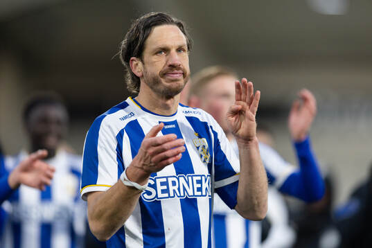 IFK Göteborgs Gustav Svensson tackar publiken
