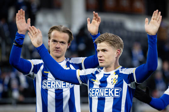 IFK Göteborgs August Erlingmark och Felix Eriksson tackar