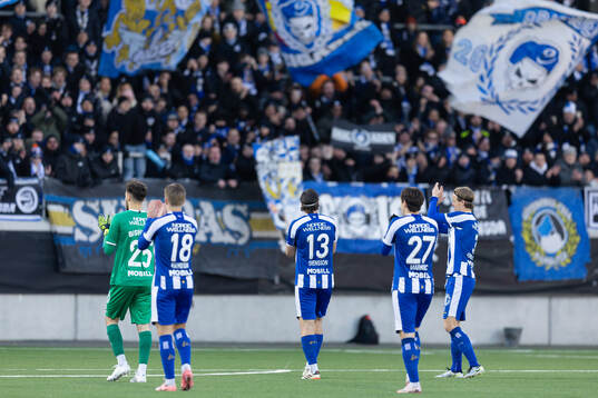 IFK Göteborgs spelare hälsar på klacken