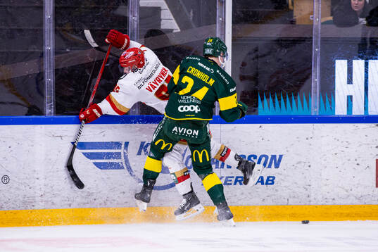 Björklövens Teemu Väyrynen och Kalmars Linus Cronholm