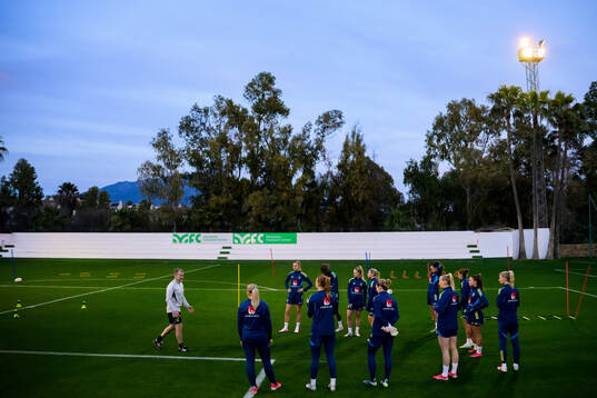 Players gather around performance manager Pontus Ekblom a