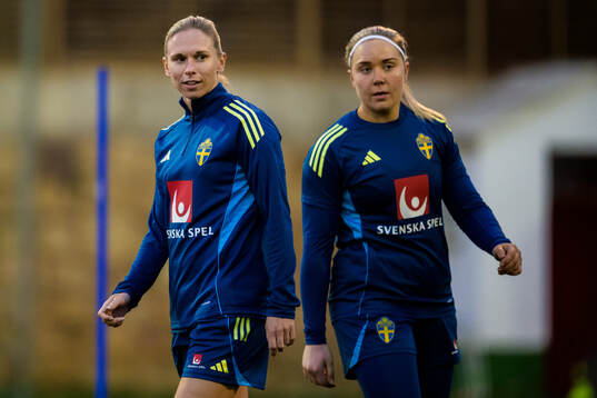 Jonna Andersson and goalkeeper Sofia Hjern