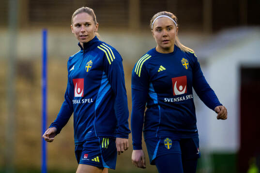Jonna Andersson and goalkeeper Sofia Hjern