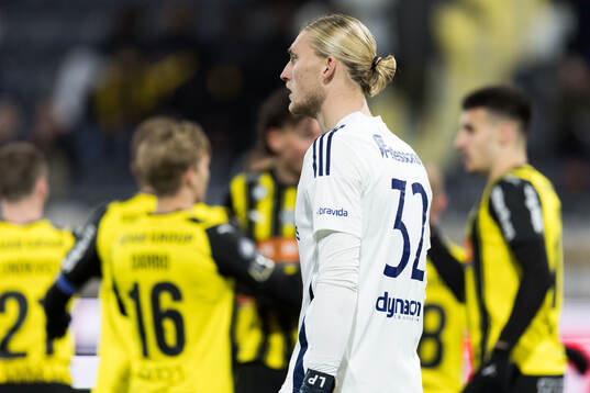 Östers målvakt Carl Lundahl Persson deppar