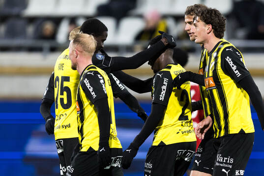 Häckens Abdoulaye Faye jublar med Zeidane Inoussa