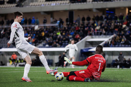 Helsingborgs Adrian Svanbäck och Sirius målvakt Ismael