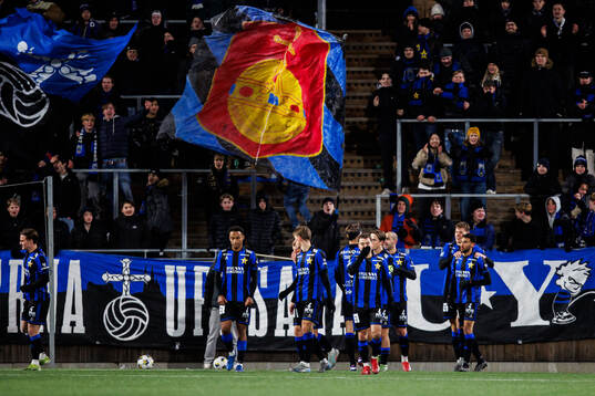 Sirius Joakim Persson jublar med lagkamrater