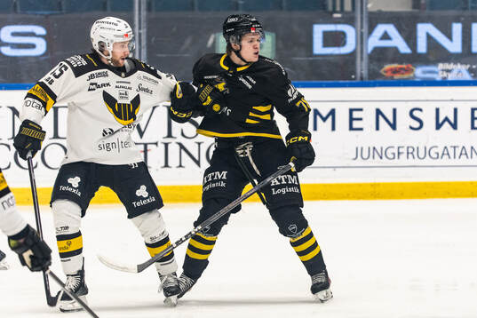 Västerås Jacob Hayhurst och AIKs Axel Skarp