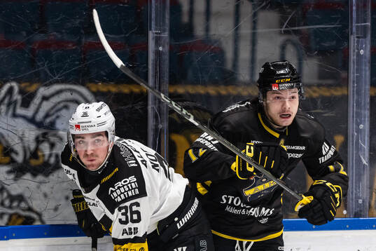 Västerås Olle Norberg och AIKs Scott Pooley