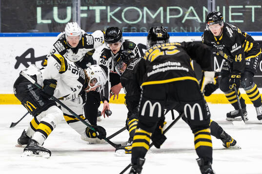 Västerås Oskar Kvist och AIKs Christoffer Björk