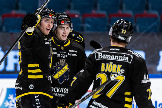AIKs Alfred Barklund jublar med lagkamrater