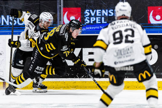 Västerås Jacob Hayhurst och AIKs Axel Skarp