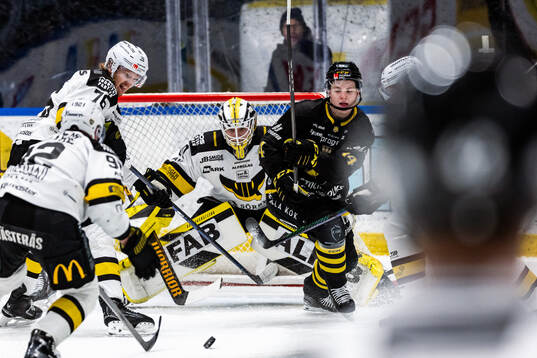 Västerås Oskar Kvist och målvakt Rasmus Korhonen med