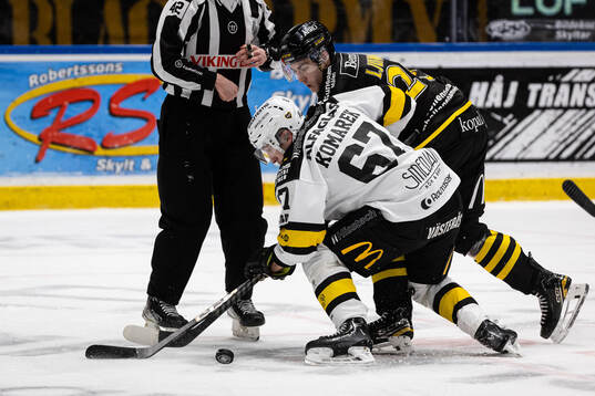 Västerås Konstantin Komarek och AIKs Daniel Ljungman