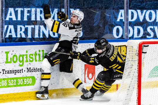 Västerås Christian Berger och AIKs Jesper Emanuelsson