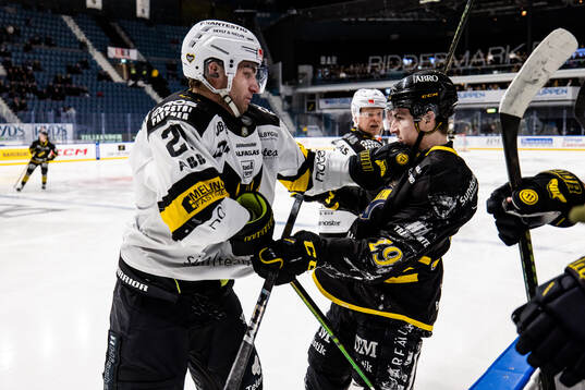 Västerås Henrik Malmström och AIKs Daniel Ljungman