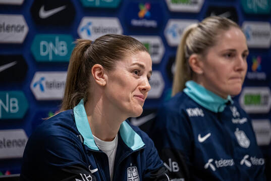 Maren Mjelde and head coach Gemma Grainger of the Norwegian