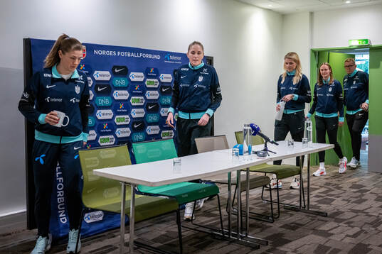 Maren Mjelde, head coach Gemma Grainger, Ada Hegerberg and