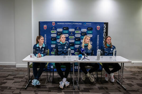 Maren Mjelde, head coach Gemma Grainger, Ada Hegerberg and