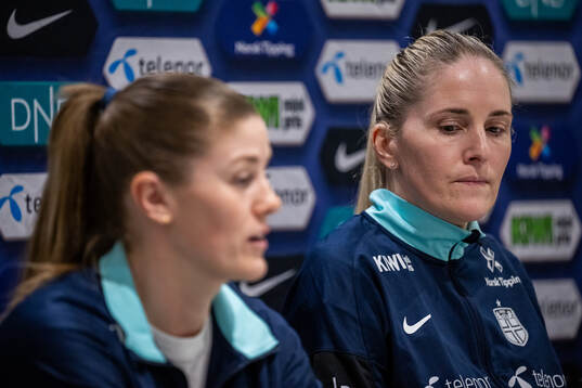 Maren Mjelde and head coach Gemma Grainger of the Norwegian