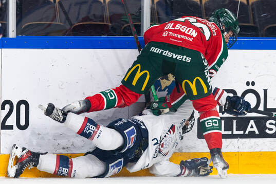 Frölundas Hanna Olsson tacklar en Linköpings spelare