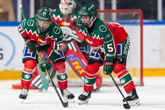 Frölundas Edit Danielsson och Nathalie Lidman