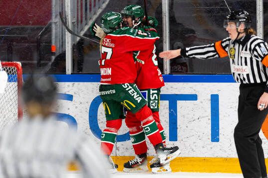 Frölundas Hanna Olsson jublar ihop med Sofie Lundin