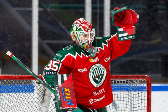 Frölundas målvakt Stephanie Neatby jublar