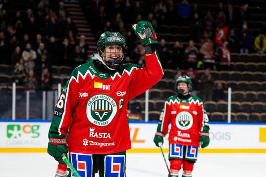 Frölundas Hanna Olsson jublar och tackar publiken
