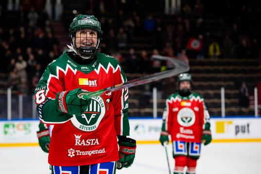 Frölundas Hanna Olsson jublar och tackar publiken