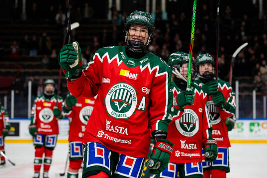 Frölundas Alva Johnsson jublar och tackar publiken