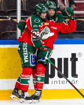 Frölundas Andrea Dalen jublar ihop med Felicia Linder