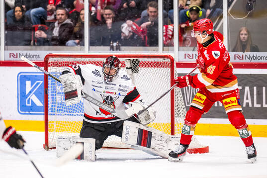 Nybros målvakt Alexander Hellnemo och Kalmars Victor Laz