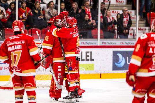 Kalmars målvakt Jacob Crespin jublar