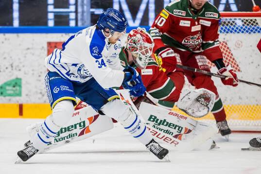 Leksands Peter Cehlarik och Modos målvakt Lassi Lehtinen