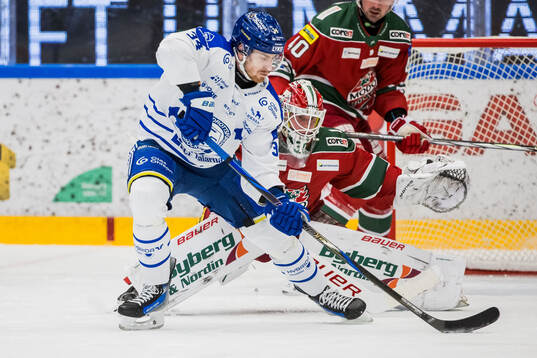 Leksands Peter Cehlarik och Modos målvakt Lassi Lehtinen