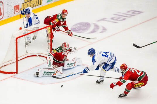 Modos målvakt Lassi Lehtinen och Leksands Oskar Lang och